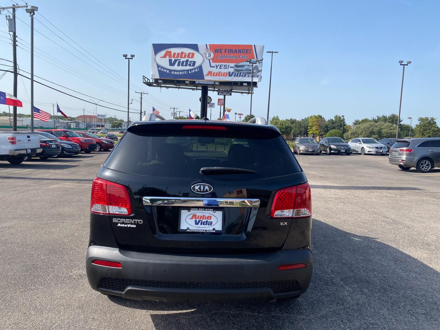 2012 BLACK Kia Sorento EX 4WD (5XYKUCA62CG) with an 2.4L L4 DOHC 16V engine, 6-Speed Automatic transmission, located at 420 I-35E, Lancaster, TX, 75146, (469) 297-4144, 32.593929, -96.823685 - Photo#3