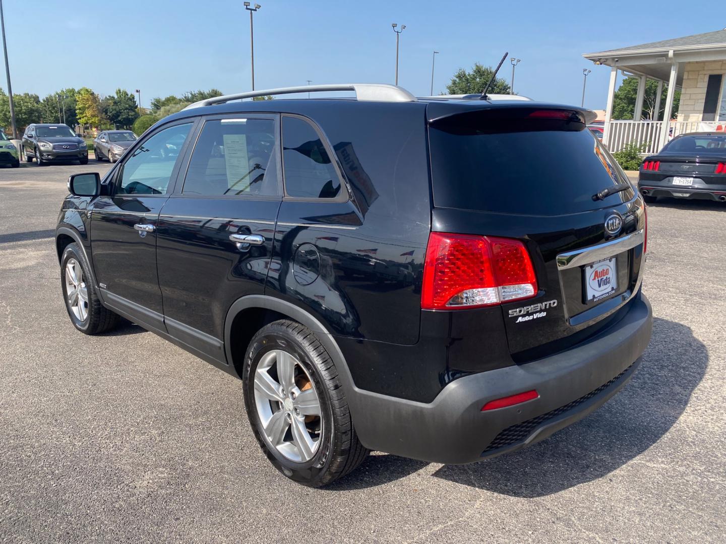 2012 BLACK Kia Sorento EX 4WD (5XYKUCA62CG) with an 2.4L L4 DOHC 16V engine, 6-Speed Automatic transmission, located at 420 I-35E, Lancaster, TX, 75146, (469) 297-4144, 32.593929, -96.823685 - Photo#4