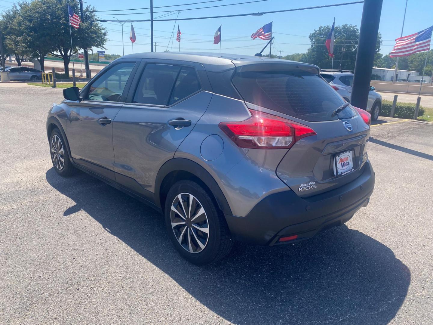 2020 GRAY Nissan Kicks S (3N1CP5BV2LL) with an 1.6L L4 engine, CVT transmission, located at 420 I-35E, Lancaster, TX, 75146, (469) 297-4144, 32.593929, -96.823685 - Photo#4