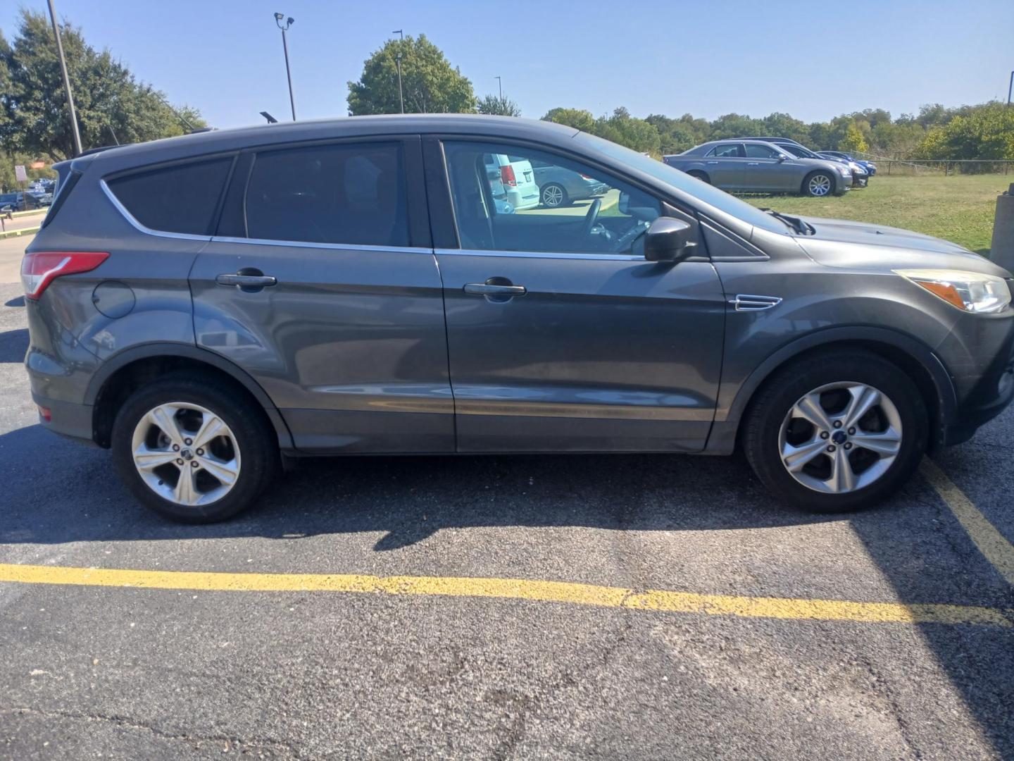 2015 GRAY Ford Escape SE 4WD (1FMCU9GX7FU) with an 1.6L L4 DOHC 16V engine, 6-Speed Automatic transmission, located at 420 I-35E, Lancaster, TX, 75146, (469) 297-4144, 32.593929, -96.823685 - Photo#1