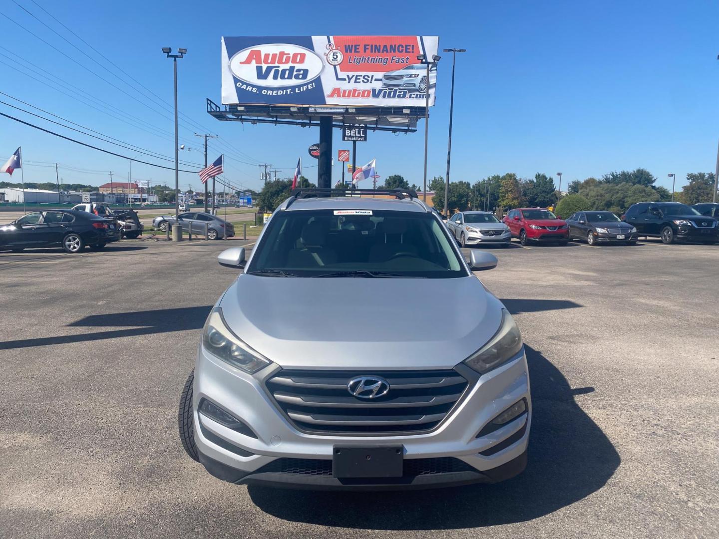 2016 SILVER Hyundai Tucson SE w/Preferred Package (KM8J33A44GU) with an 2.0L L4 DOHC 16V engine, 6A transmission, located at 420 I-35E, Lancaster, TX, 75146, (469) 297-4144, 32.593929, -96.823685 - Photo#2