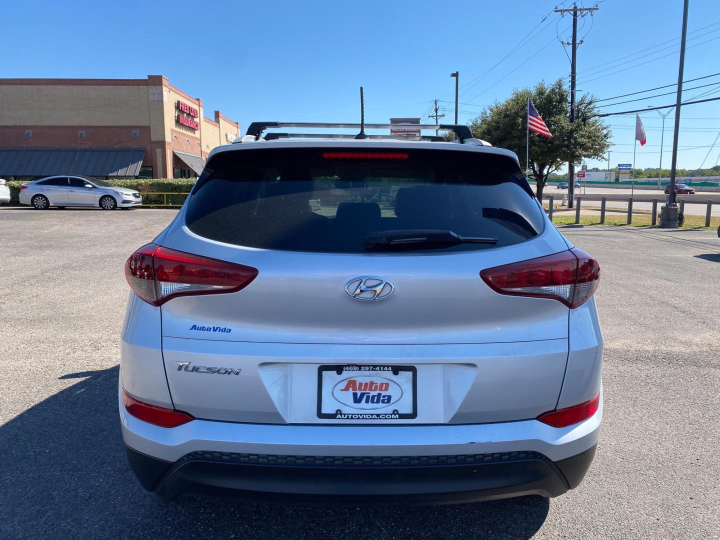 2016 SILVER Hyundai Tucson SE w/Preferred Package (KM8J33A44GU) with an 2.0L L4 DOHC 16V engine, 6A transmission, located at 420 I-35E, Lancaster, TX, 75146, (469) 297-4144, 32.593929, -96.823685 - Photo#4