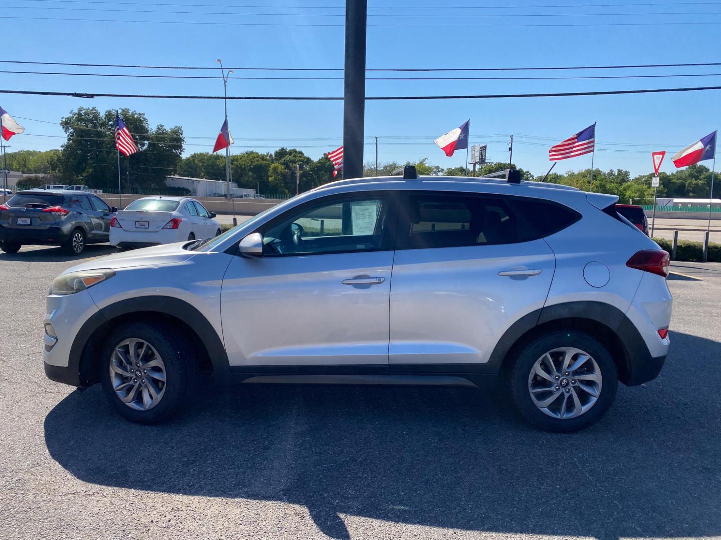 2016 SILVER Hyundai Tucson SE w/Preferred Package (KM8J33A44GU) with an 2.0L L4 DOHC 16V engine, 6A transmission, located at 420 I-35E, Lancaster, TX, 75146, (469) 297-4144, 32.593929, -96.823685 - Photo#5