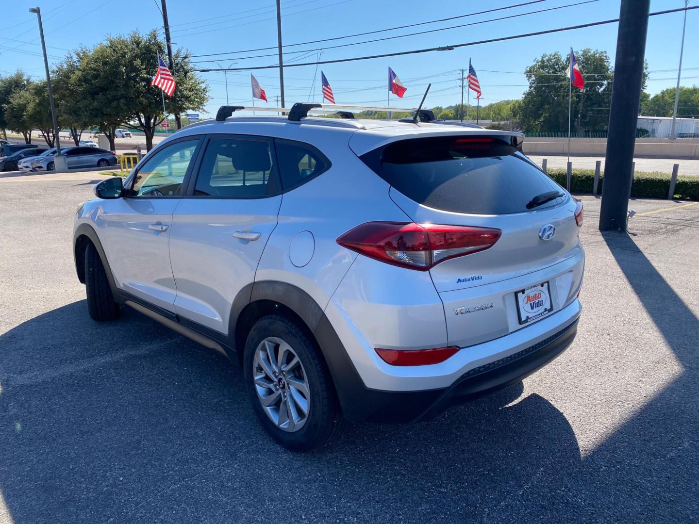 2016 SILVER Hyundai Tucson SE w/Preferred Package (KM8J33A44GU) with an 2.0L L4 DOHC 16V engine, 6A transmission, located at 420 I-35E, Lancaster, TX, 75146, (469) 297-4144, 32.593929, -96.823685 - Photo#6