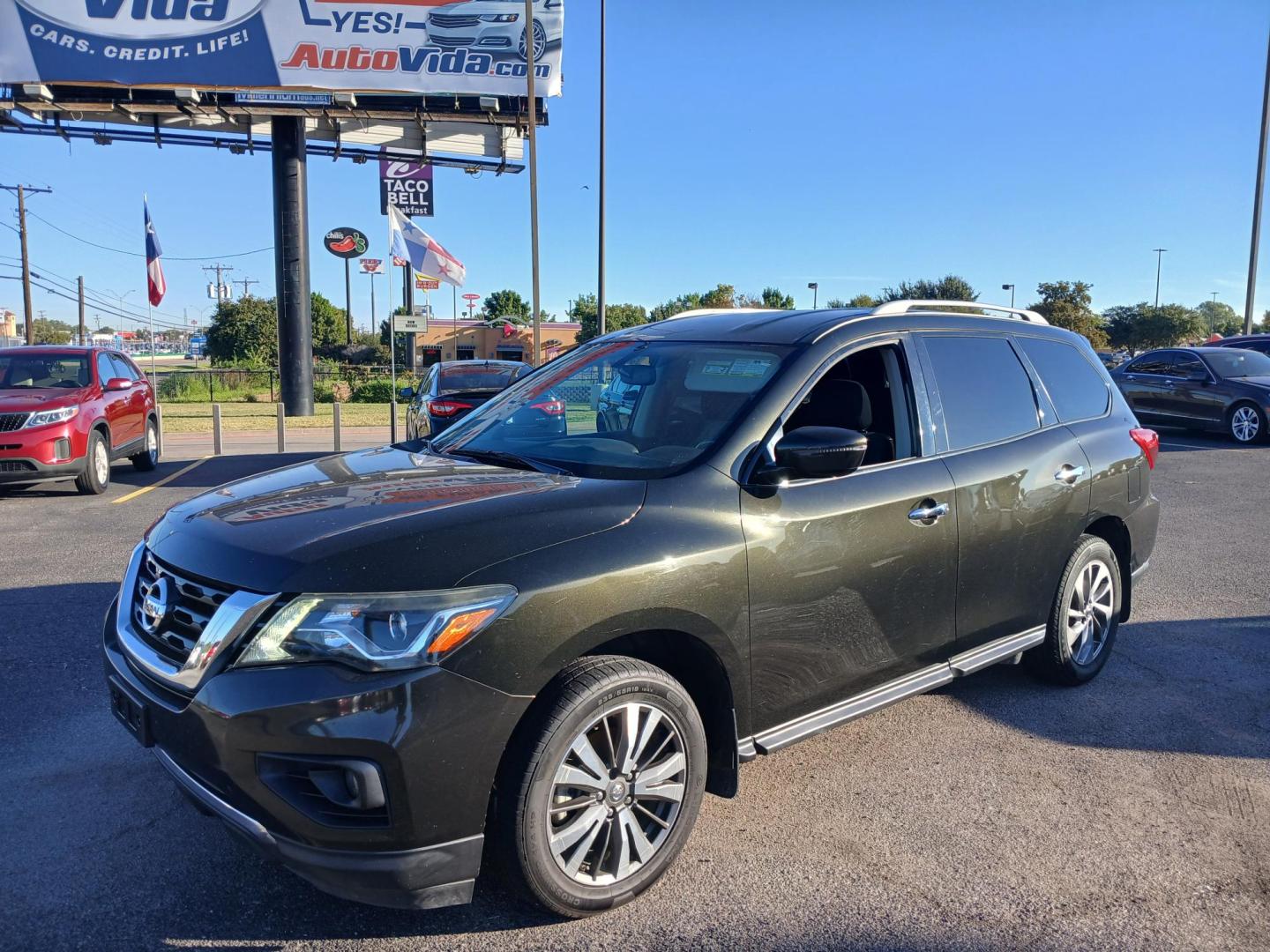 2017 GREEN Nissan Pathfinder Platinum 2WD (5N1DR2MN5HC) with an 3.5L V6 DOHC 24V engine, CVT transmission, located at 420 I-35E, Lancaster, TX, 75146, (469) 297-4144, 32.593929, -96.823685 - Photo#0