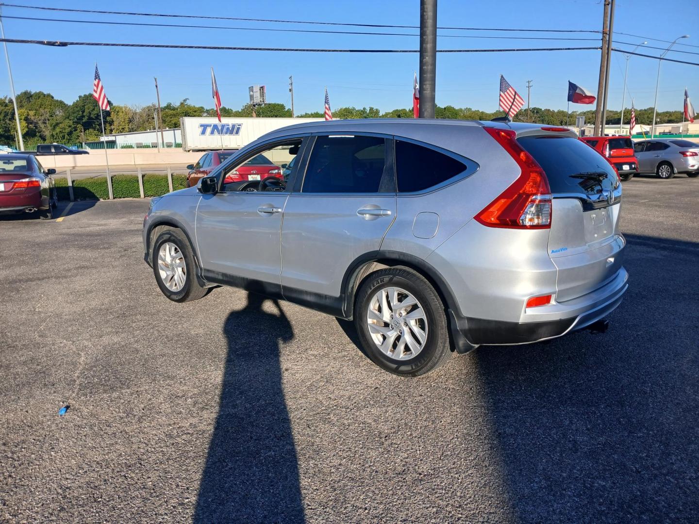 2016 SILVER Honda CR-V EX-L 2WD (2HKRM3H72GH) with an 2.4L L4 DOHC 16V engine, CVT transmission, located at 420 I-35E, Lancaster, TX, 75146, (469) 297-4144, 32.593929, -96.823685 - Photo#2