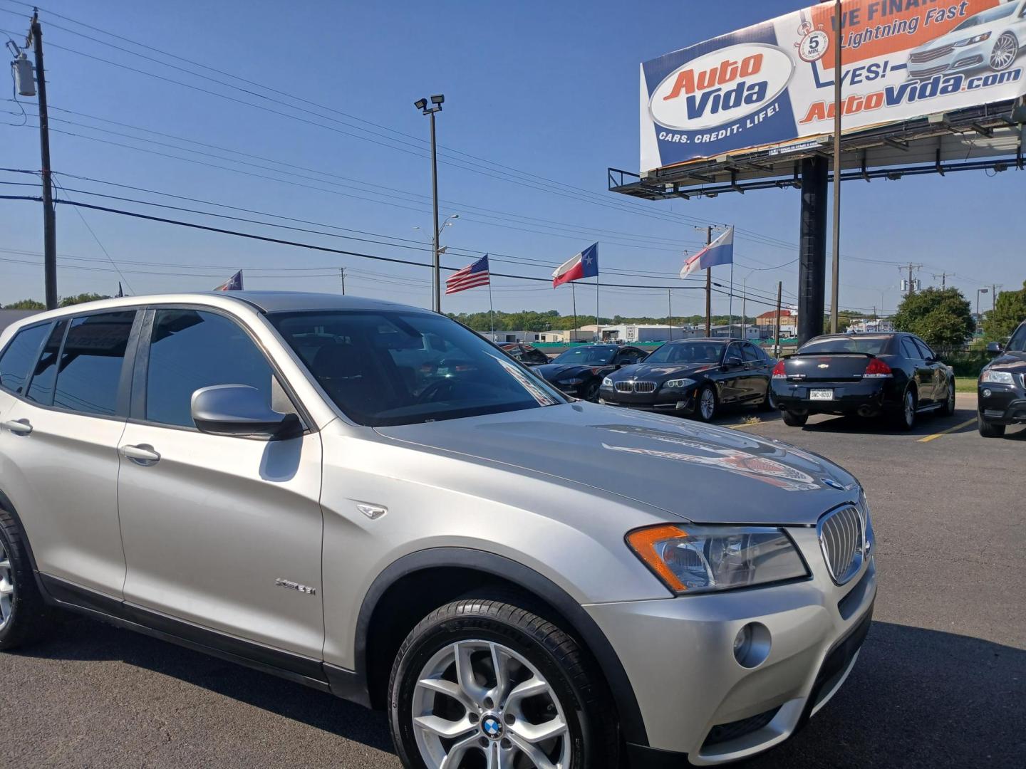 2016 SILVER BMW X3 xDrive28i (5UXWX9C52G0) with an 2.0L L4 DOHC 16V engine, 8-Speed Automatic transmission, located at 420 I-35E, Lancaster, TX, 75146, (469) 297-4144, 32.593929, -96.823685 - Photo#2