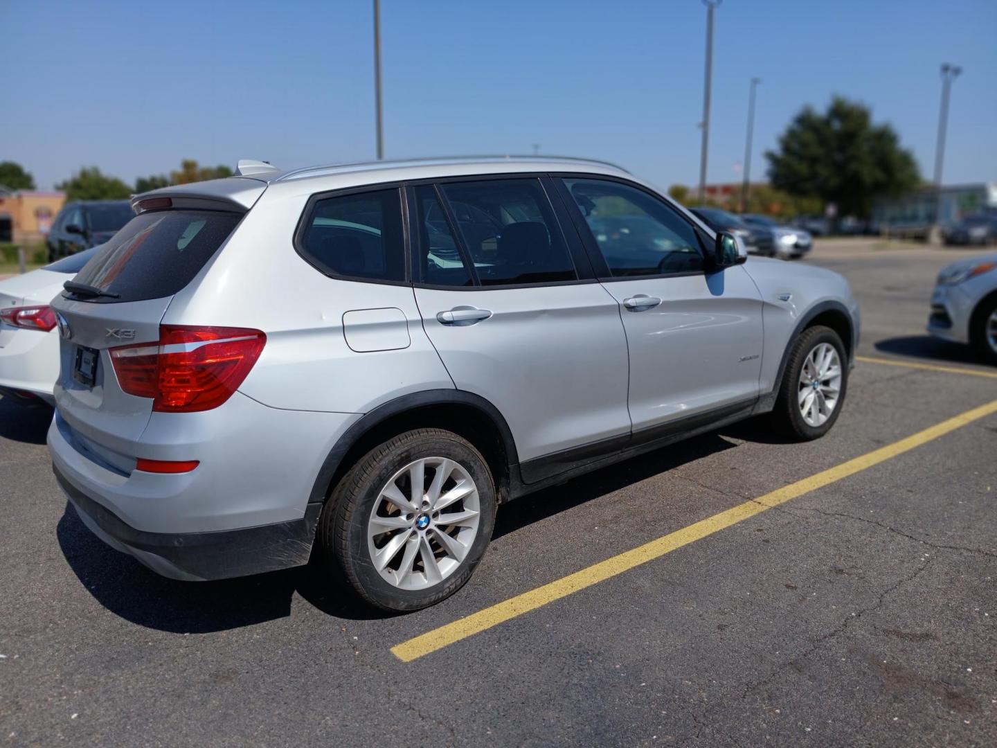 2013 SILVER BMW X5 xDrive35i (5UXZV4C51D0) with an 3.5L L6 DOHC 24V engine, 6-Speed Automatic transmission, located at 420 I-35E, Lancaster, TX, 75146, (469) 297-4144, 32.593929, -96.823685 - Photo#2