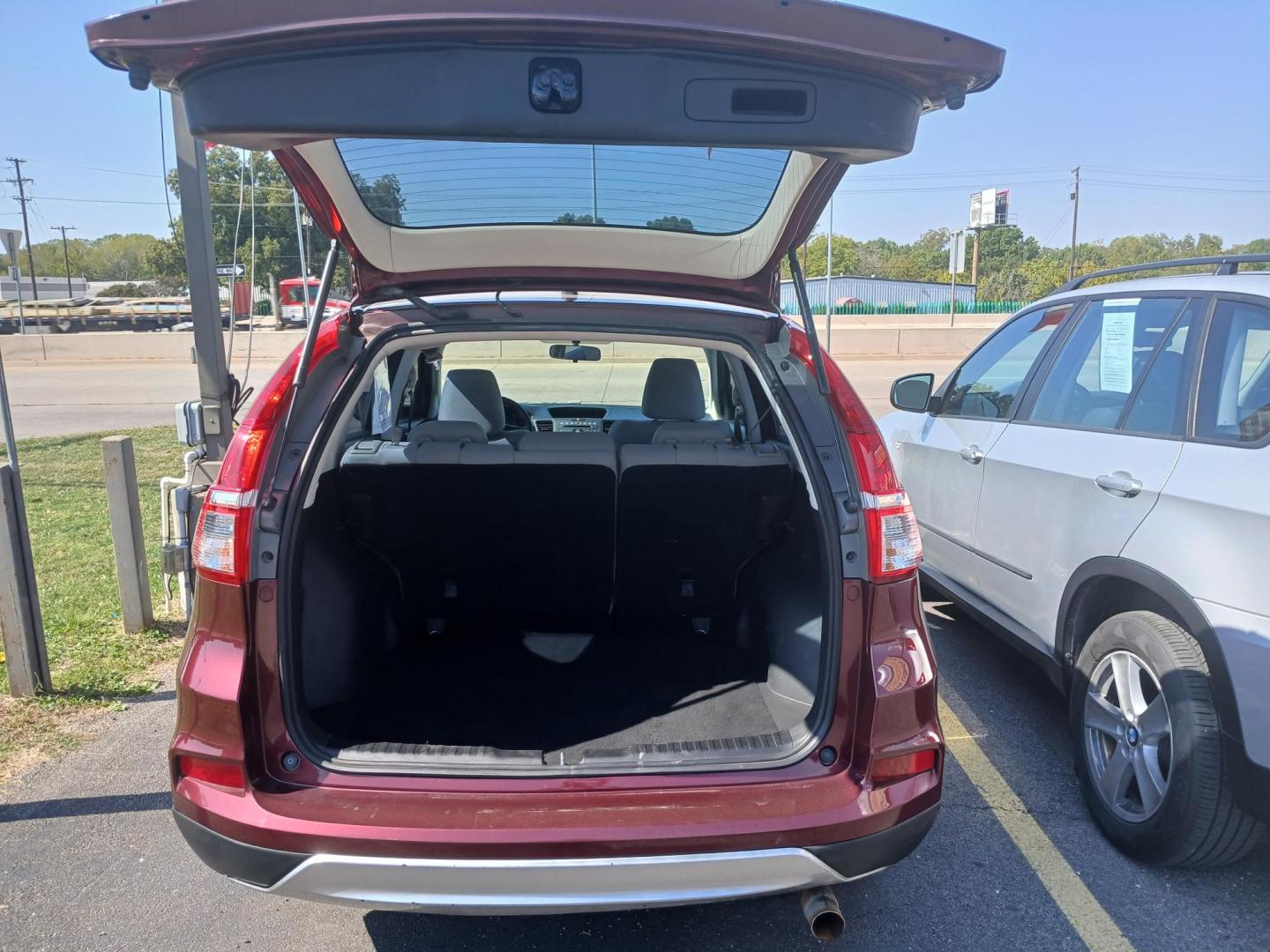 2015 RED Honda CR-V LX 2WD (2HKRM3H31FH) with an 2.4L L4 DOHC 16V engine, Continuously Variable Transmission transmission, located at 420 I-35E, Lancaster, TX, 75146, (469) 297-4144, 32.593929, -96.823685 - Photo#2