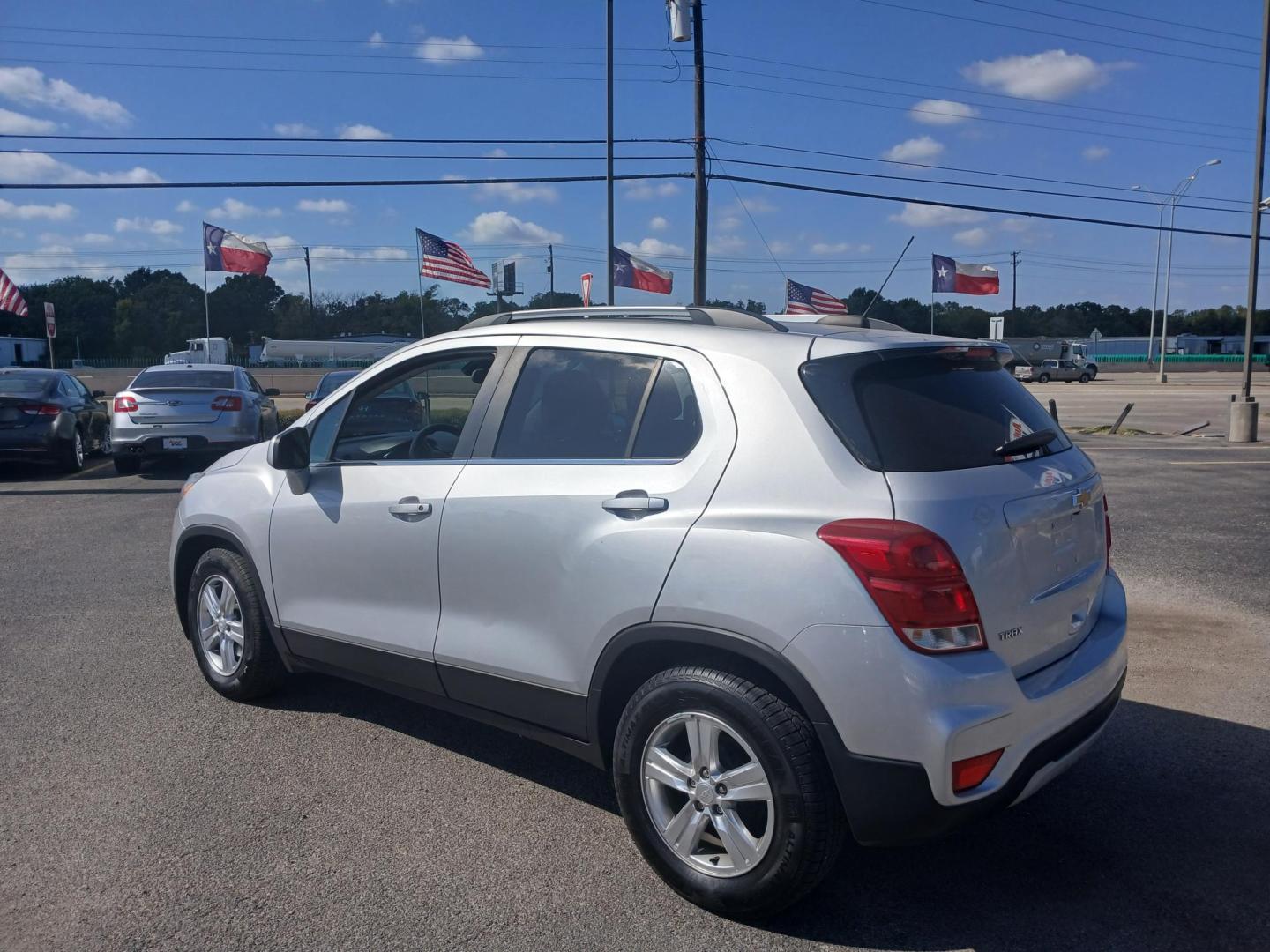 2019 SILVER Chevrolet Trax LT FWD (3GNCJLSB7KL) with an 1.4L L4 DOHC 16V engine, 6A transmission, located at 420 I-35E, Lancaster, TX, 75146, (469) 297-4144, 32.593929, -96.823685 - Photo#2