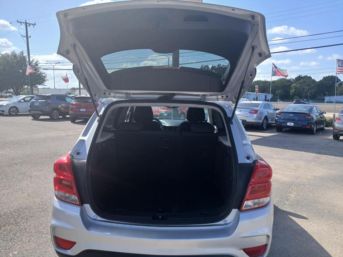 2019 SILVER Chevrolet Trax LT FWD (3GNCJLSB7KL) with an 1.4L L4 DOHC 16V engine, 6A transmission, located at 420 I-35E, Lancaster, TX, 75146, (469) 297-4144, 32.593929, -96.823685 - Photo#3