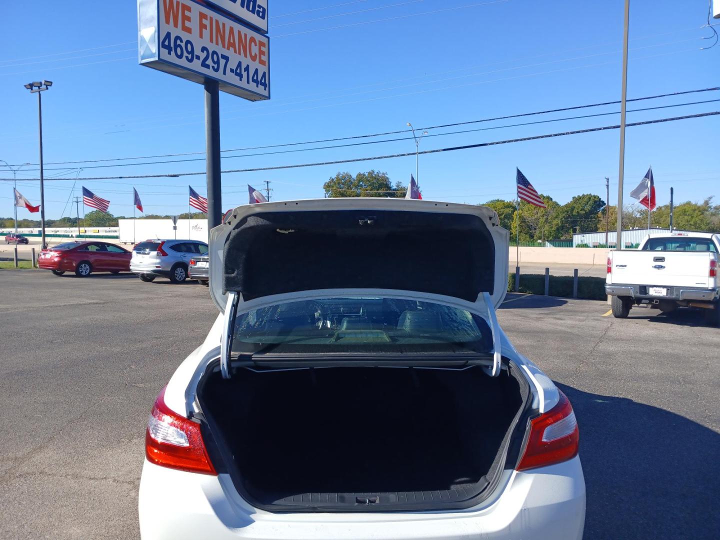 2017 WHITE Nissan Altima 2.5 S (1N4AL3AP2HC) with an 2.5L L4 DOHC 16V engine, CVT transmission, located at 420 I-35E, Lancaster, TX, 75146, (469) 297-4144, 32.593929, -96.823685 - Photo#3