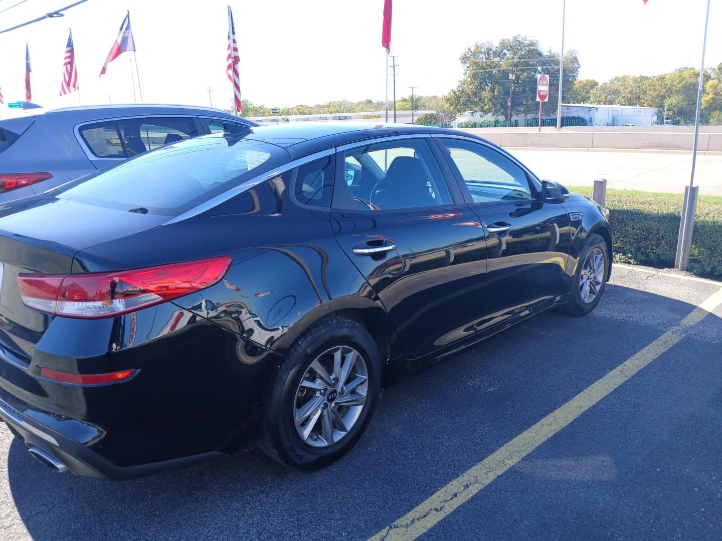 2020 G Kia Optima LX (5XXGT4L35LG) with an 2.4L L4 DOHC 16V engine, 6A transmission, located at 420 I-35E, Lancaster, TX, 75146, (469) 297-4144, 32.593929, -96.823685 - Photo#2