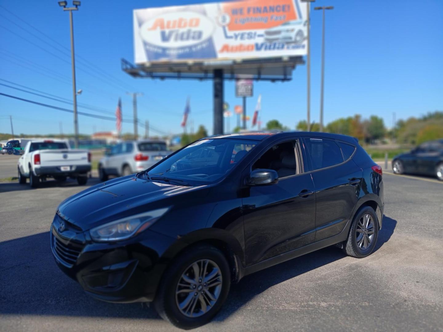 2011 SILVER Hyundai Tucson GL Auto FWD (KM8JT3AB4BU) with an 2.0L L4 DOHC 16V engine, 6-Speed Automatic transmission, located at 420 I-35E, Lancaster, TX, 75146, (469) 297-4144, 32.593929, -96.823685 - Photo#0