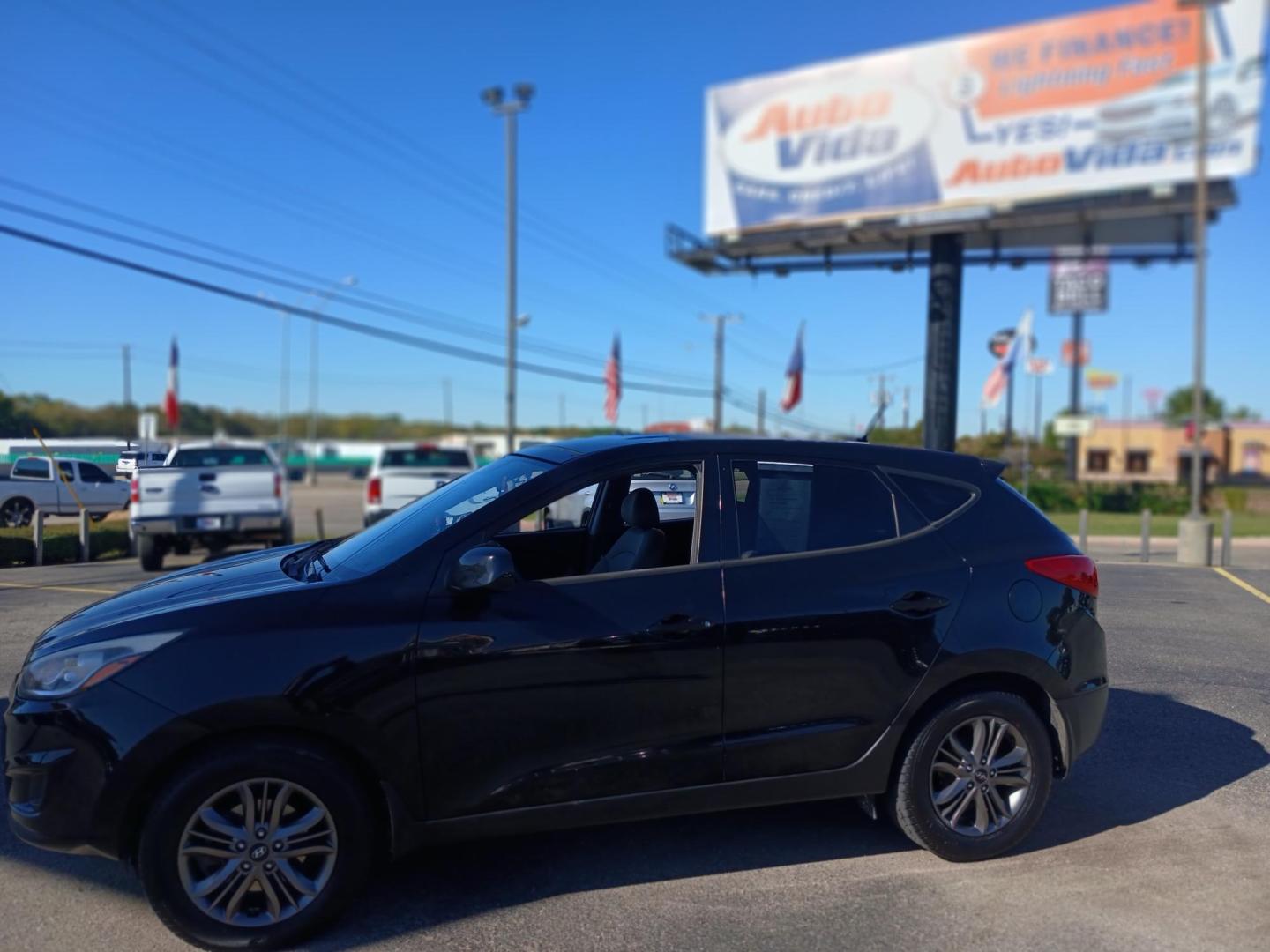 2011 SILVER Hyundai Tucson GL Auto FWD (KM8JT3AB4BU) with an 2.0L L4 DOHC 16V engine, 6-Speed Automatic transmission, located at 420 I-35E, Lancaster, TX, 75146, (469) 297-4144, 32.593929, -96.823685 - Photo#1