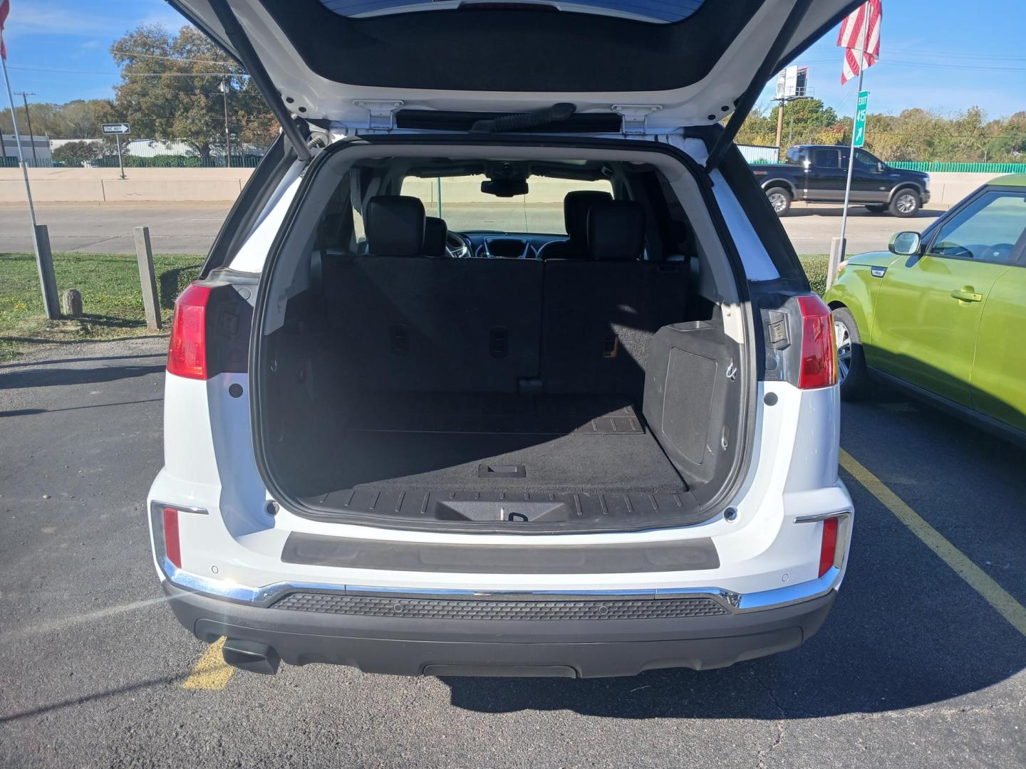 2016 WHITE GMC Terrain SLT AWD (2GKFLUEKXG6) with an 2.4L L4 DOHC 16V engine, 6A transmission, located at 420 I-35E, Lancaster, TX, 75146, (469) 297-4144, 32.593929, -96.823685 - Photo#3