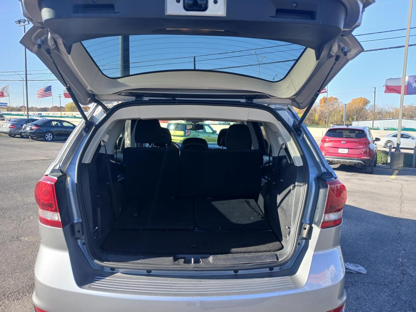 2017 SILVER Dodge Journey Crossroad Plus FWD (3C4PDCGG2HT) with an 3.6L V6 DOHC 24V engine, 4A transmission, located at 420 I-35E, Lancaster, TX, 75146, (469) 297-4144, 32.593929, -96.823685 - Photo#4