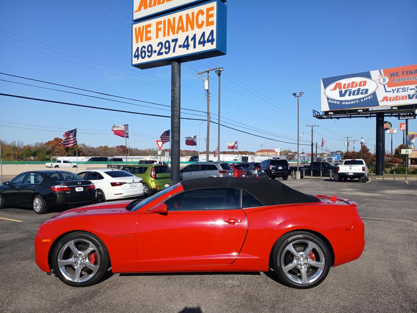 2013 RED Chevrolet Camaro Convertible 2LT (2G1FC3D33D9) with an 3.6L V6 DOHC 24V FFV engine, 6-Speed Automatic transmission, located at 420 I-35E, Lancaster, TX, 75146, (469) 297-4144, 32.593929, -96.823685 - Photo#2