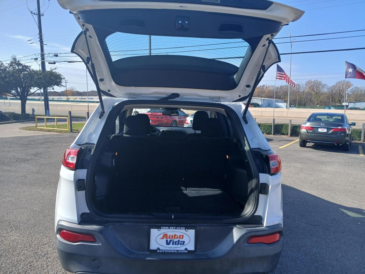 2017 WHITE Jeep Cherokee Sport FWD (1C4PJLAB7HD) with an 2.4L L4 DOHC 16V engine, 9A transmission, located at 420 I-35E, Lancaster, TX, 75146, (469) 297-4144, 32.593929, -96.823685 - Photo#3