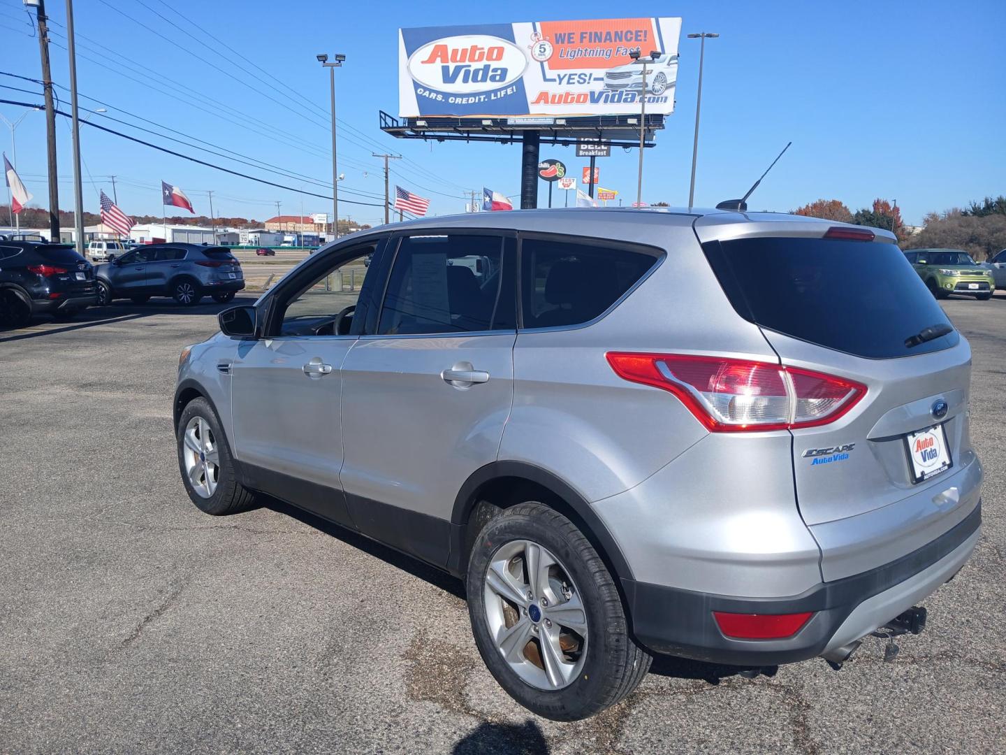 2014 SILVER Ford Escape SE FWD (1FMCU0GX7EU) with an 1.6L L4 DOHC 16V engine, 6-Speed Automatic transmission, located at 420 I-35E, Lancaster, TX, 75146, (469) 297-4144, 32.593929, -96.823685 - Photo#2