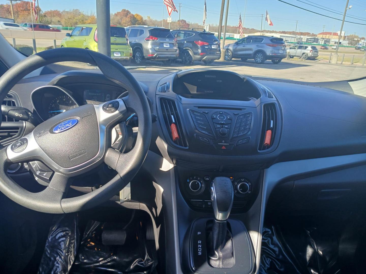 2014 SILVER Ford Escape SE FWD (1FMCU0GX7EU) with an 1.6L L4 DOHC 16V engine, 6-Speed Automatic transmission, located at 420 I-35E, Lancaster, TX, 75146, (469) 297-4144, 32.593929, -96.823685 - Photo#4