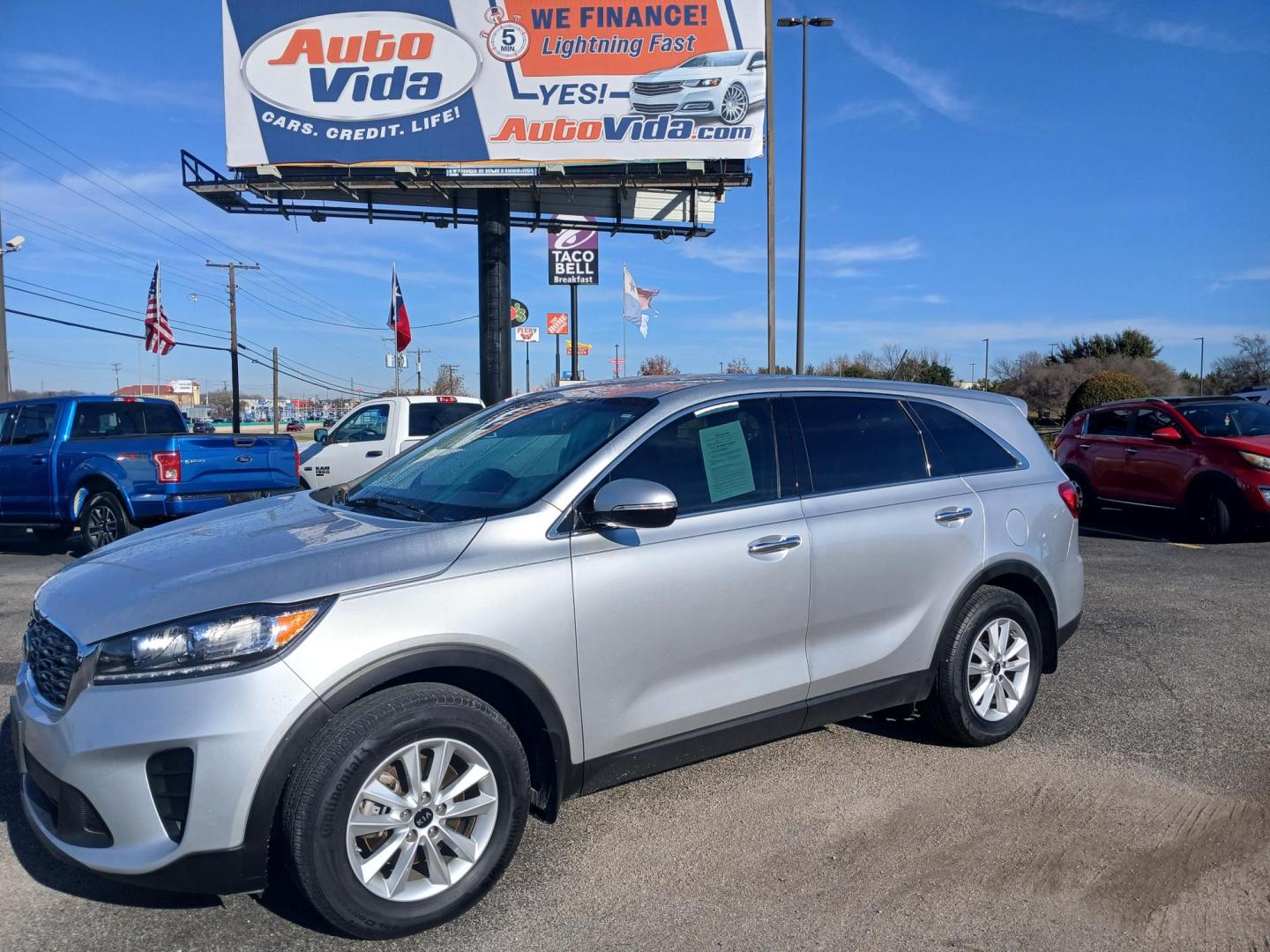 2019 SILVER Kia Sorento LX 2WD (5XYPG4A32KG) with an 2.4L L4 DOHC 16V engine, 6A transmission, located at 420 I-35E, Lancaster, TX, 75146, (469) 297-4144, 32.593929, -96.823685 - Photo#0