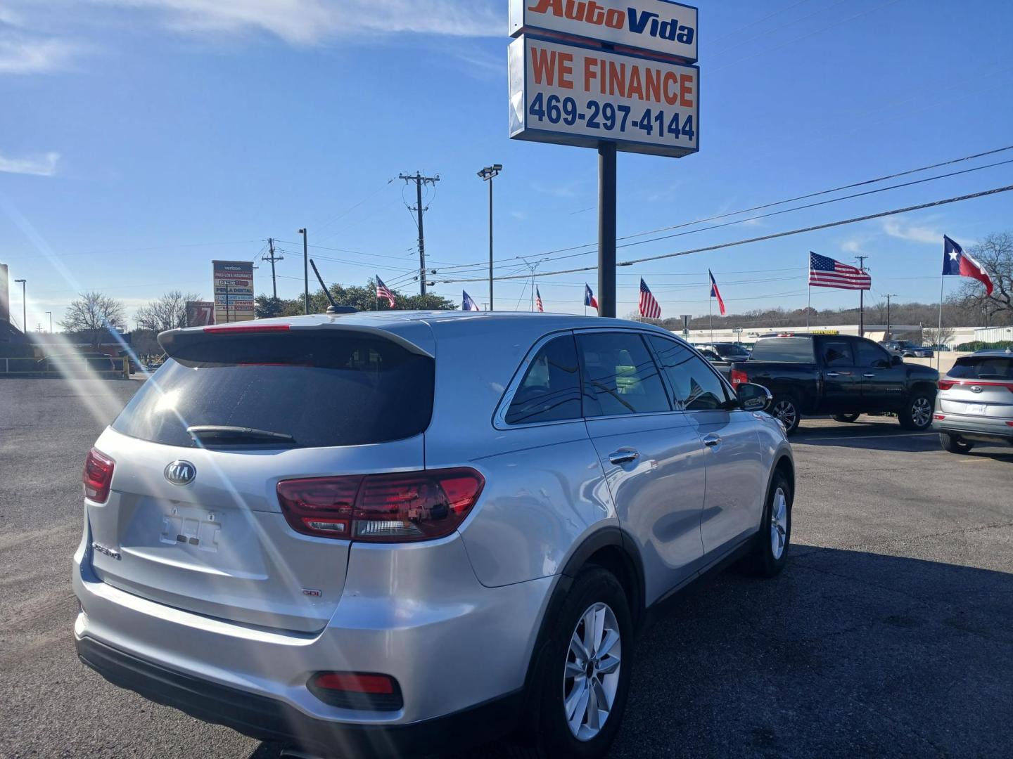 2019 SILVER Kia Sorento LX 2WD (5XYPG4A32KG) with an 2.4L L4 DOHC 16V engine, 6A transmission, located at 420 I-35E, Lancaster, TX, 75146, (469) 297-4144, 32.593929, -96.823685 - Photo#2