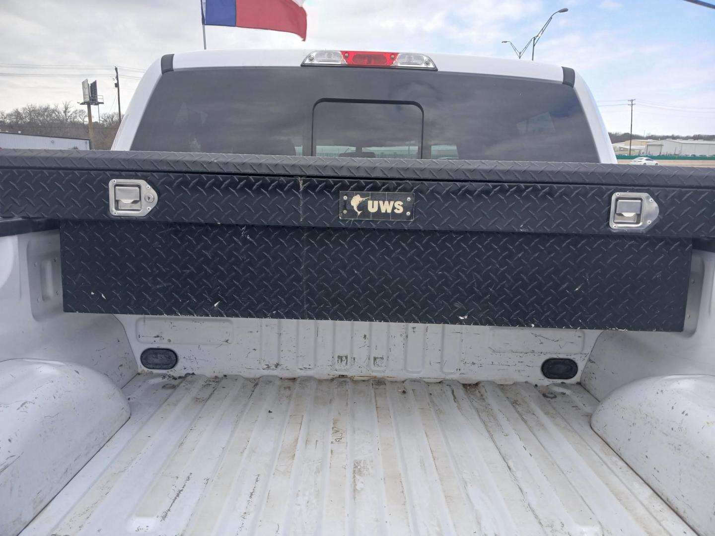 2019 WHITE Ford F-150 Lariat SuperCrew 5.5-ft. Bed 4WD (1FTEW1E52KK) with an 5.0L V8 OHV 32V engine, 6A transmission, located at 420 I-35E, Lancaster, TX, 75146, (469) 297-4144, 32.593929, -96.823685 - Photo#3