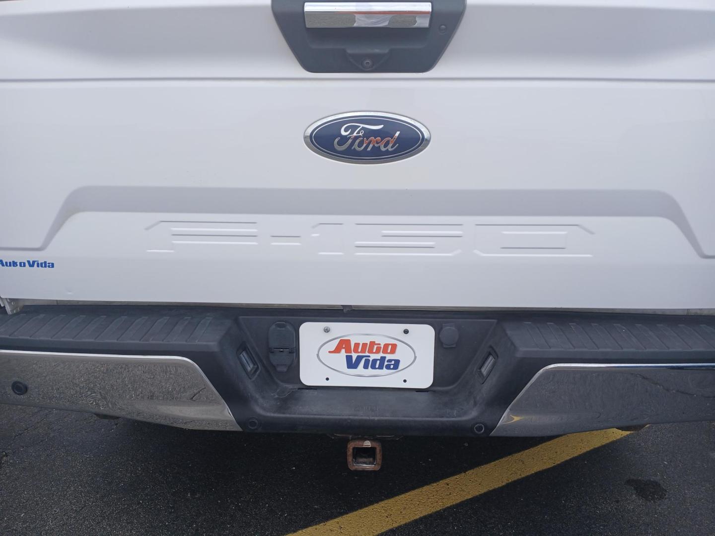 2019 WHITE Ford F-150 Lariat SuperCrew 5.5-ft. Bed 4WD (1FTEW1E52KK) with an 5.0L V8 OHV 32V engine, 6A transmission, located at 420 I-35E, Lancaster, TX, 75146, (469) 297-4144, 32.593929, -96.823685 - Photo#4