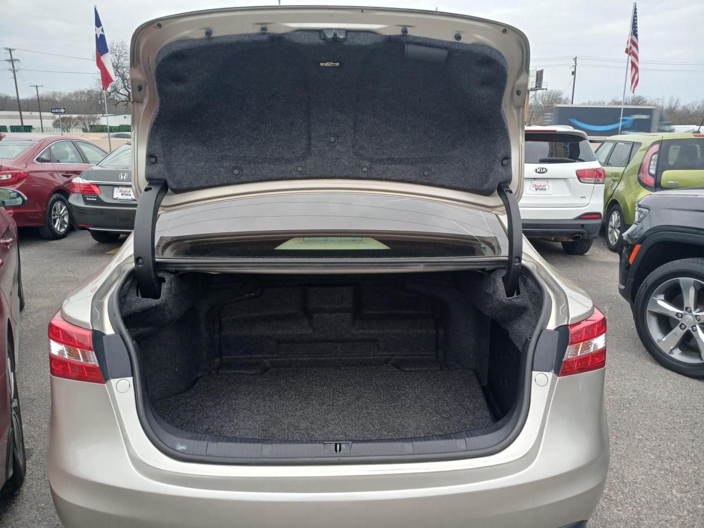 2015 TAN Toyota Avalon Hybrid XLE Premium (4T1BD1EB8FU) with an 2.5L L4 DOHC 16V HYBRID engine, Continuously Variable Transmission transmission, located at 420 I-35E, Lancaster, TX, 75146, (469) 297-4144, 32.593929, -96.823685 - Photo#4