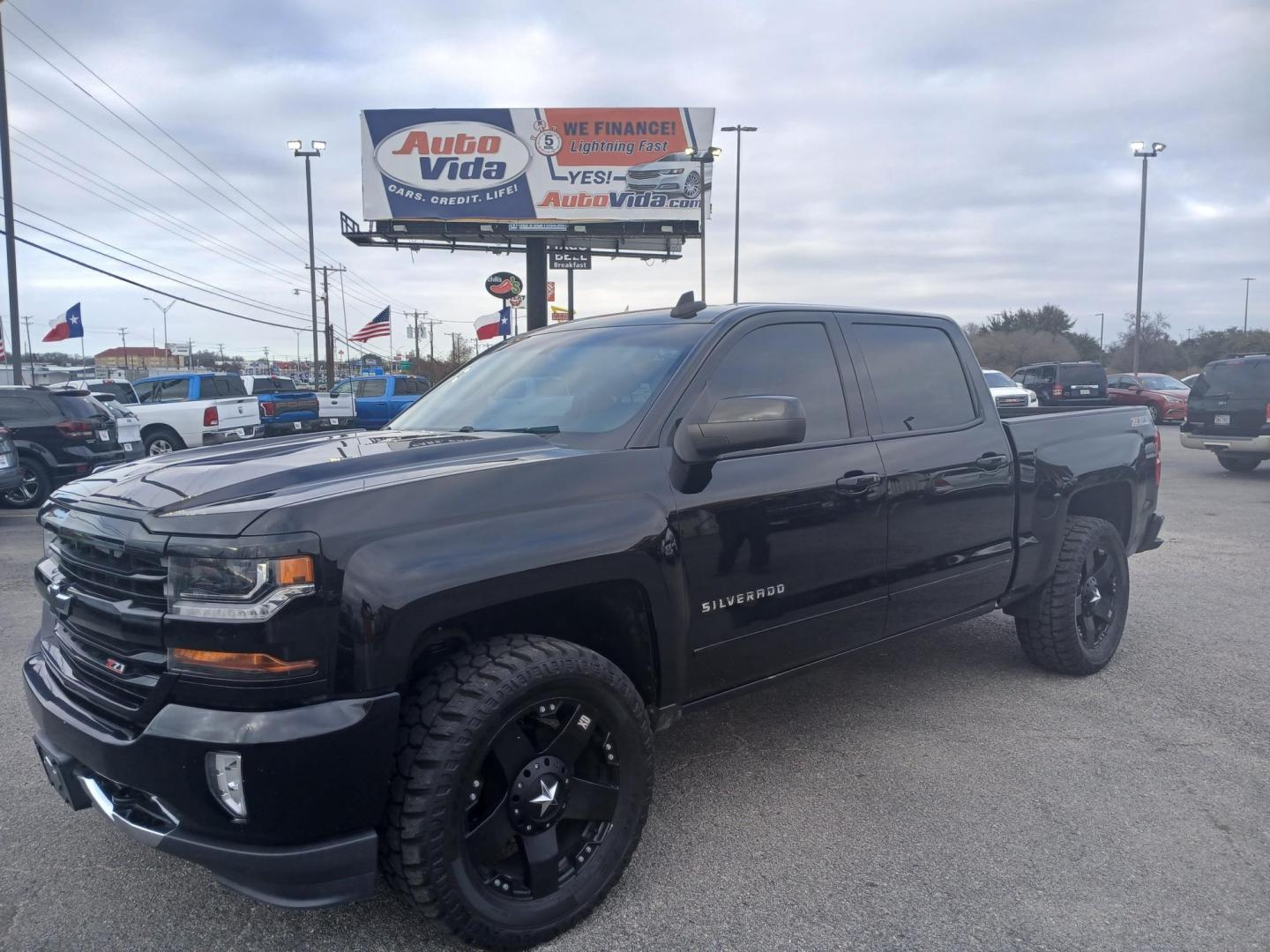 2017 BLACK Chevrolet Silverado 1500 LT Crew Cab 4WD (3GCUKREC8HG) with an 5.3L V8 OHV 16V engine, 6A transmission, located at 420 I-35E, Lancaster, TX, 75146, (469) 297-4144, 32.593929, -96.823685 - Photo#0