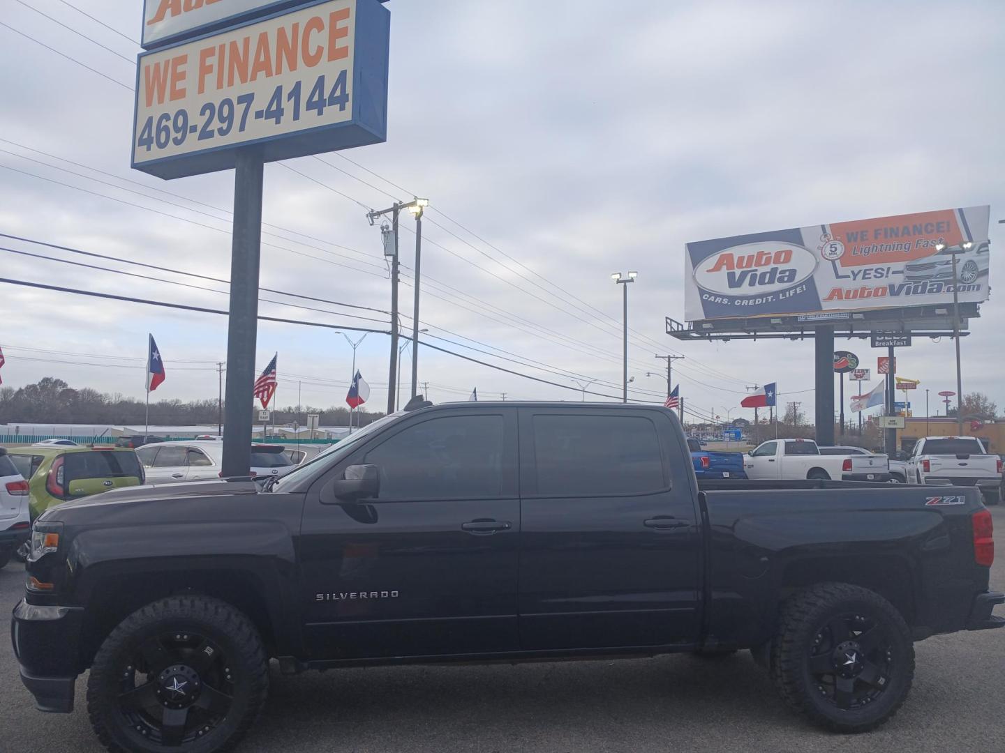 2017 BLACK Chevrolet Silverado 1500 LT Crew Cab 4WD (3GCUKREC8HG) with an 5.3L V8 OHV 16V engine, 6A transmission, located at 420 I-35E, Lancaster, TX, 75146, (469) 297-4144, 32.593929, -96.823685 - Photo#1