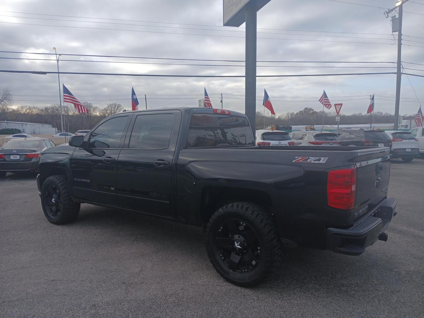 2017 BLACK Chevrolet Silverado 1500 LT Crew Cab 4WD (3GCUKREC8HG) with an 5.3L V8 OHV 16V engine, 6A transmission, located at 420 I-35E, Lancaster, TX, 75146, (469) 297-4144, 32.593929, -96.823685 - Photo#2