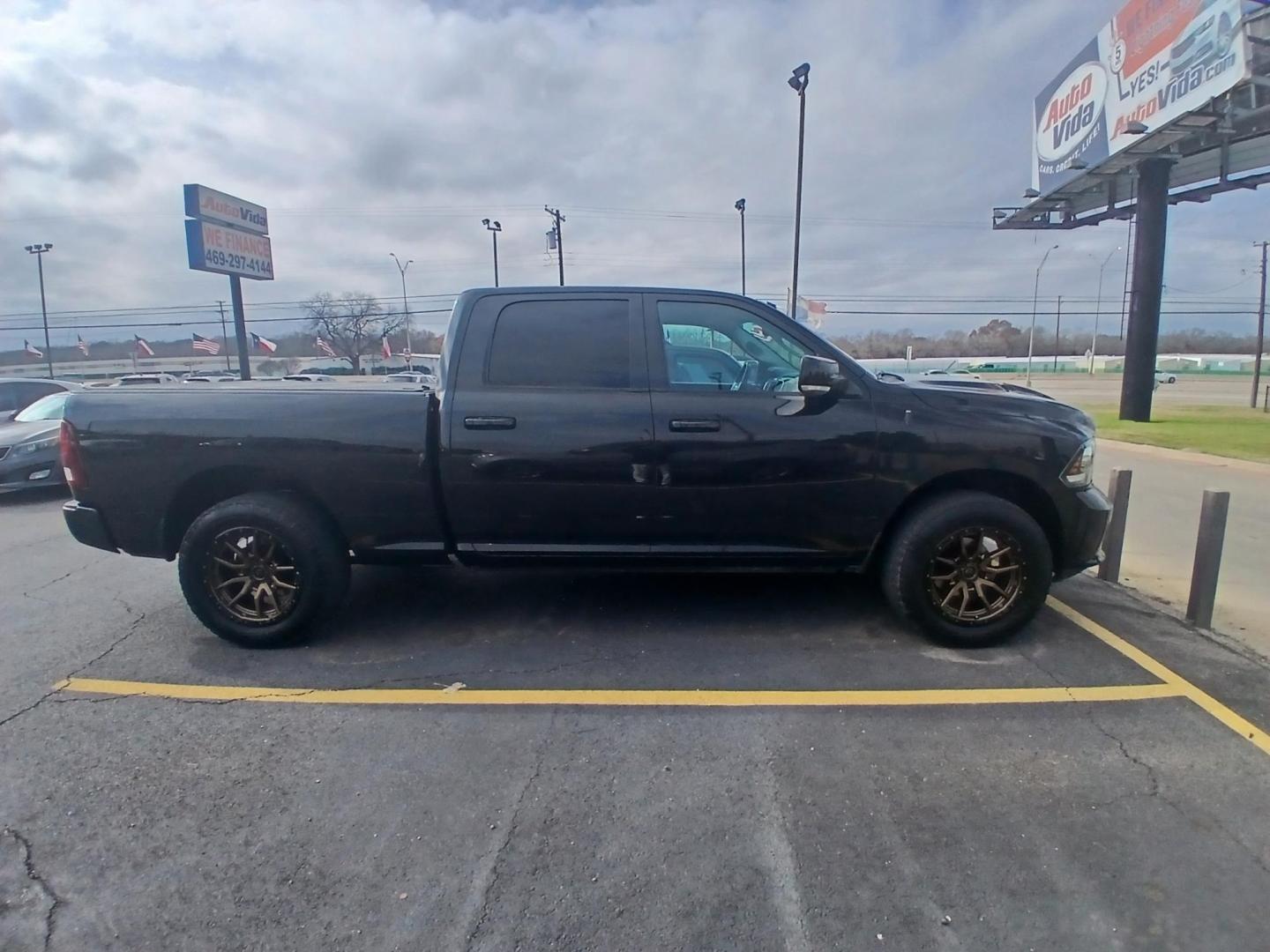 2016 BLACK RAM 1500 Sport Crew Cab LWB 4WD (1C6RR7UT5GS) with an 5.7L V8 OHV 16V engine, 6A transmission, located at 420 I-35E, Lancaster, TX, 75146, (469) 297-4144, 32.593929, -96.823685 - Photo#1