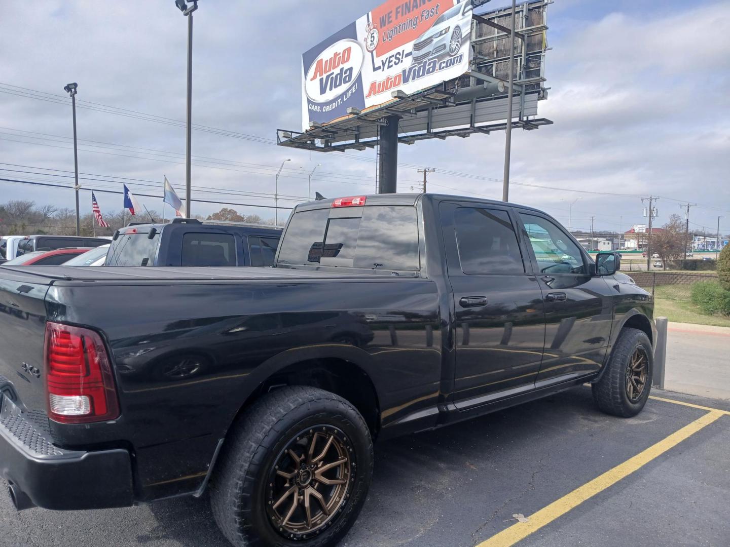 2016 BLACK RAM 1500 Sport Crew Cab LWB 4WD (1C6RR7UT5GS) with an 5.7L V8 OHV 16V engine, 6A transmission, located at 420 I-35E, Lancaster, TX, 75146, (469) 297-4144, 32.593929, -96.823685 - Photo#2