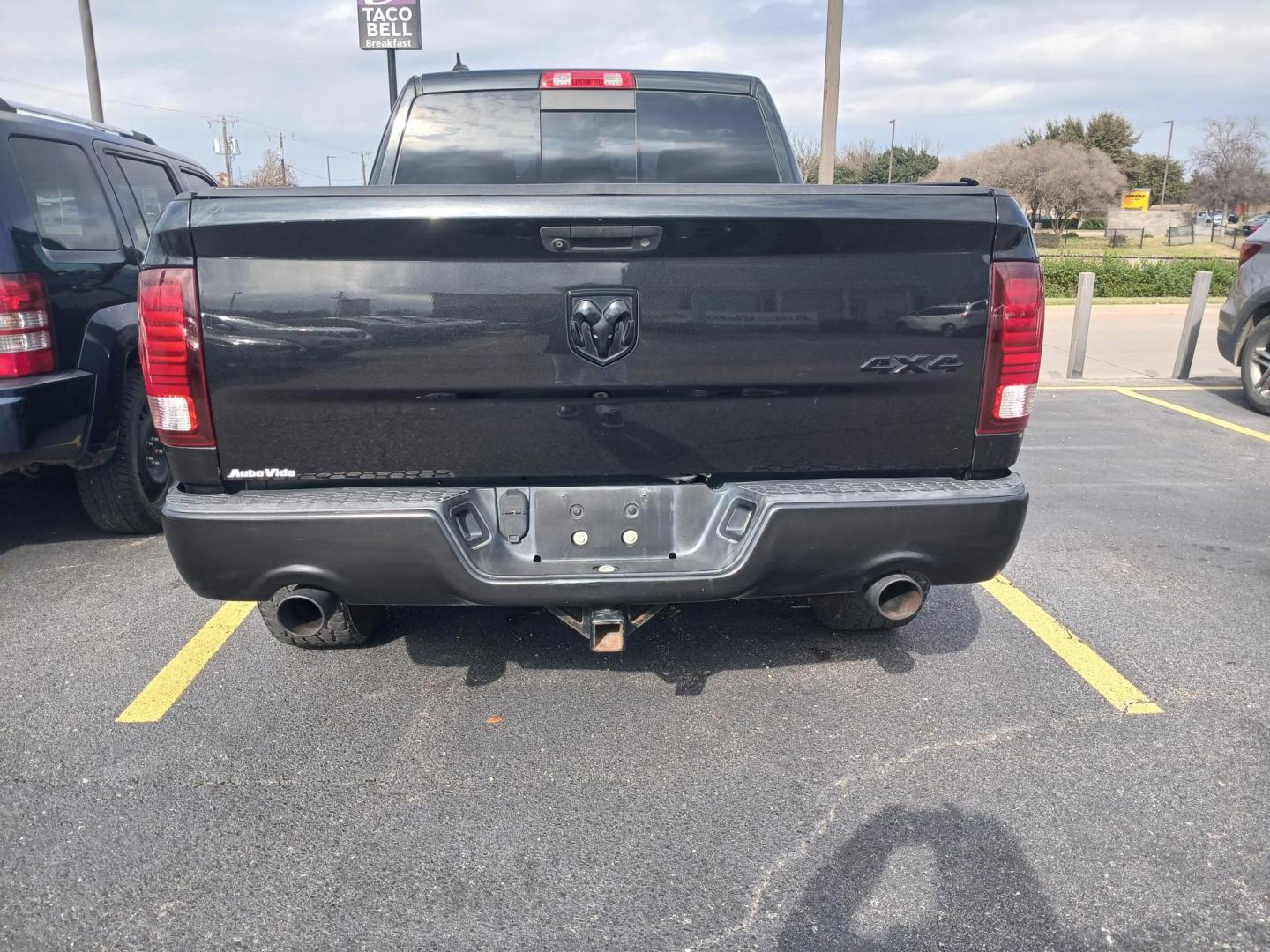 2016 BLACK RAM 1500 Sport Crew Cab LWB 4WD (1C6RR7UT5GS) with an 5.7L V8 OHV 16V engine, 6A transmission, located at 420 I-35E, Lancaster, TX, 75146, (469) 297-4144, 32.593929, -96.823685 - Photo#4