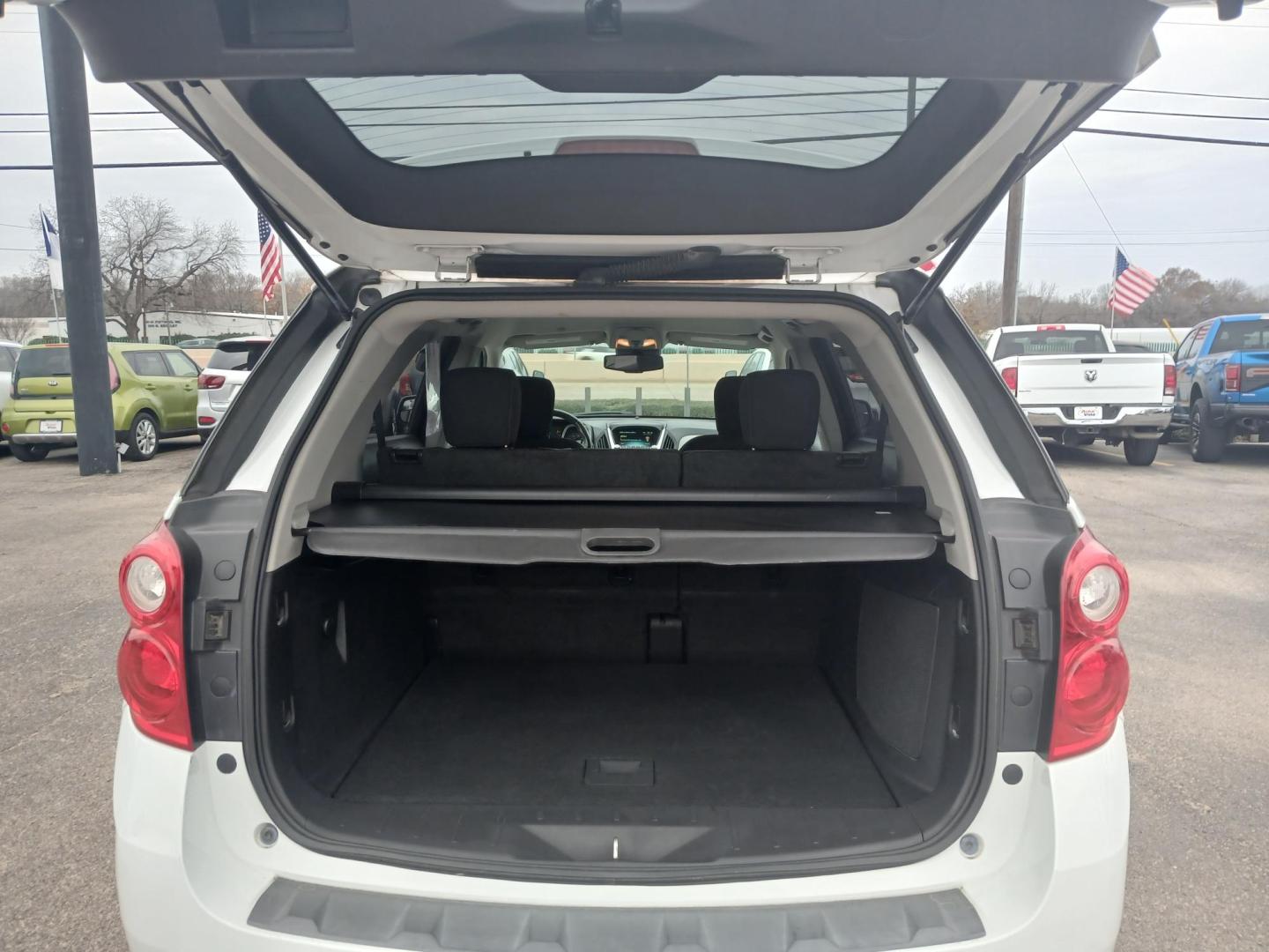 2014 WHITE Chevrolet Equinox 1LT 2WD (2GNALBEK7E6) with an 2.4L L4 DOHC 16V engine, 6-Speed Automatic transmission, located at 420 I-35E, Lancaster, TX, 75146, (469) 297-4144, 32.593929, -96.823685 - Photo#3