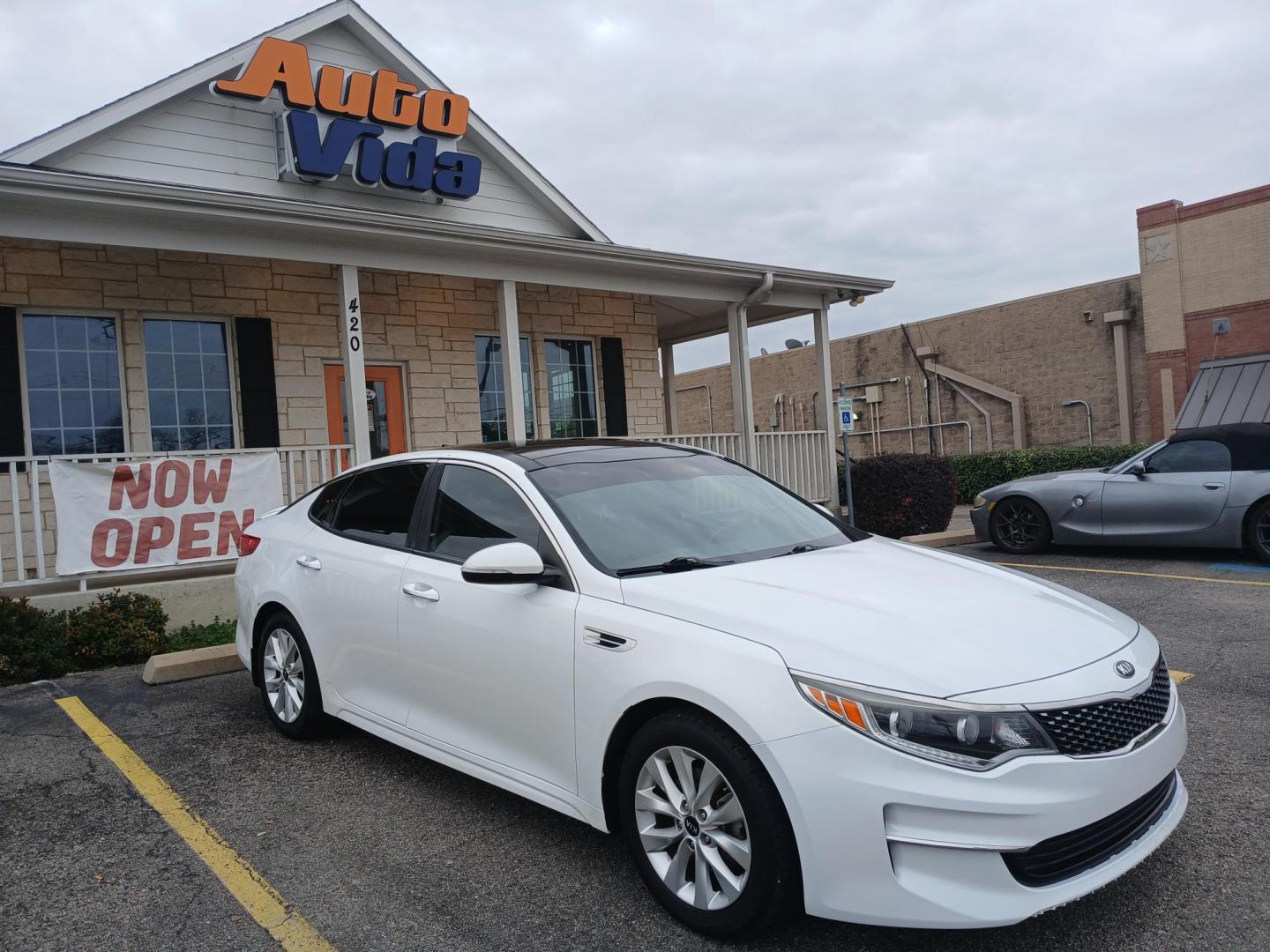 2016 WHITE Kia Optima EX (5XXGU4L3XGG) with an 2.4L L4 DOHC 16V engine, 6A transmission, located at 420 I-35E, Lancaster, TX, 75146, (469) 297-4144, 32.593929, -96.823685 - Photo#0