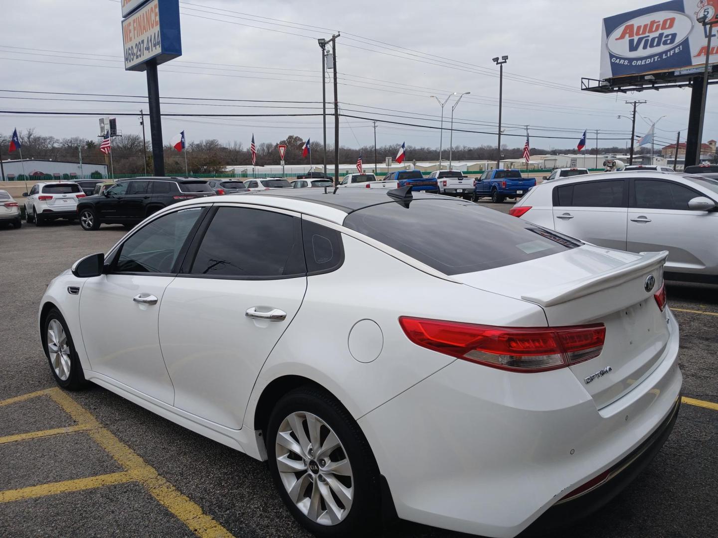 2016 WHITE Kia Optima EX (5XXGU4L3XGG) with an 2.4L L4 DOHC 16V engine, 6A transmission, located at 420 I-35E, Lancaster, TX, 75146, (469) 297-4144, 32.593929, -96.823685 - Photo#2