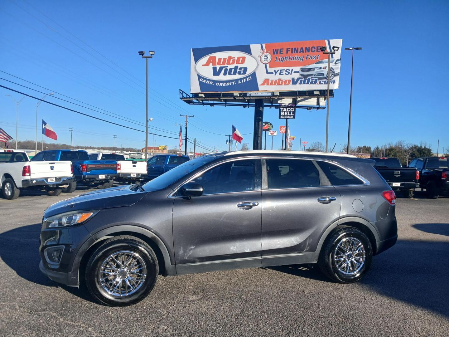 2016 GRAY Kia Sorento LX 2WD (5XYPG4A34GG) with an 2.4L L4 DOHC 16V engine, 6-Speed Automatic transmission, located at 420 I-35E, Lancaster, TX, 75146, (469) 297-4144, 32.593929, -96.823685 - Photo#1