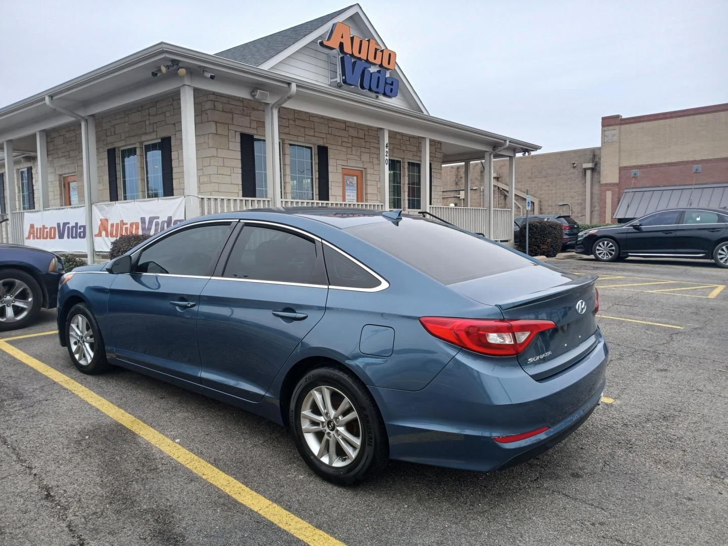 2017 BLUE Hyundai Sonata SE (5NPE24AF6HH) with an 2.4L L4 DOHC 16V engine, 7A transmission, located at 420 I-35E, Lancaster, TX, 75146, (469) 297-4144, 32.593929, -96.823685 - Photo#0