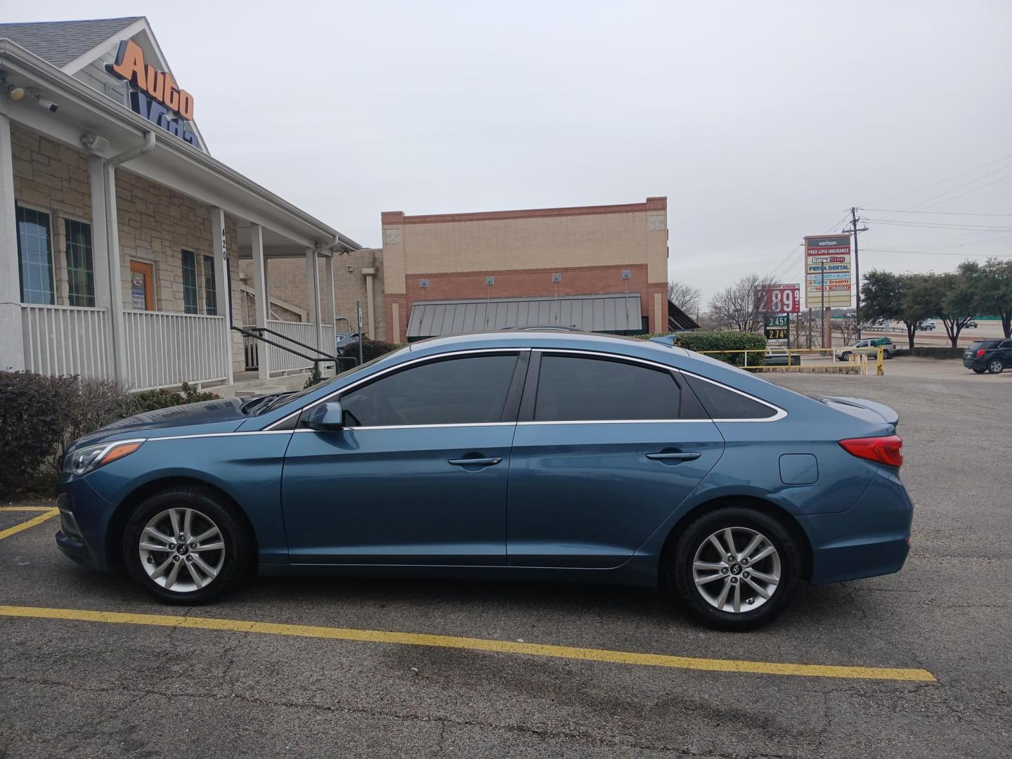 2017 BLUE Hyundai Sonata SE (5NPE24AF6HH) with an 2.4L L4 DOHC 16V engine, 7A transmission, located at 420 I-35E, Lancaster, TX, 75146, (469) 297-4144, 32.593929, -96.823685 - Photo#1