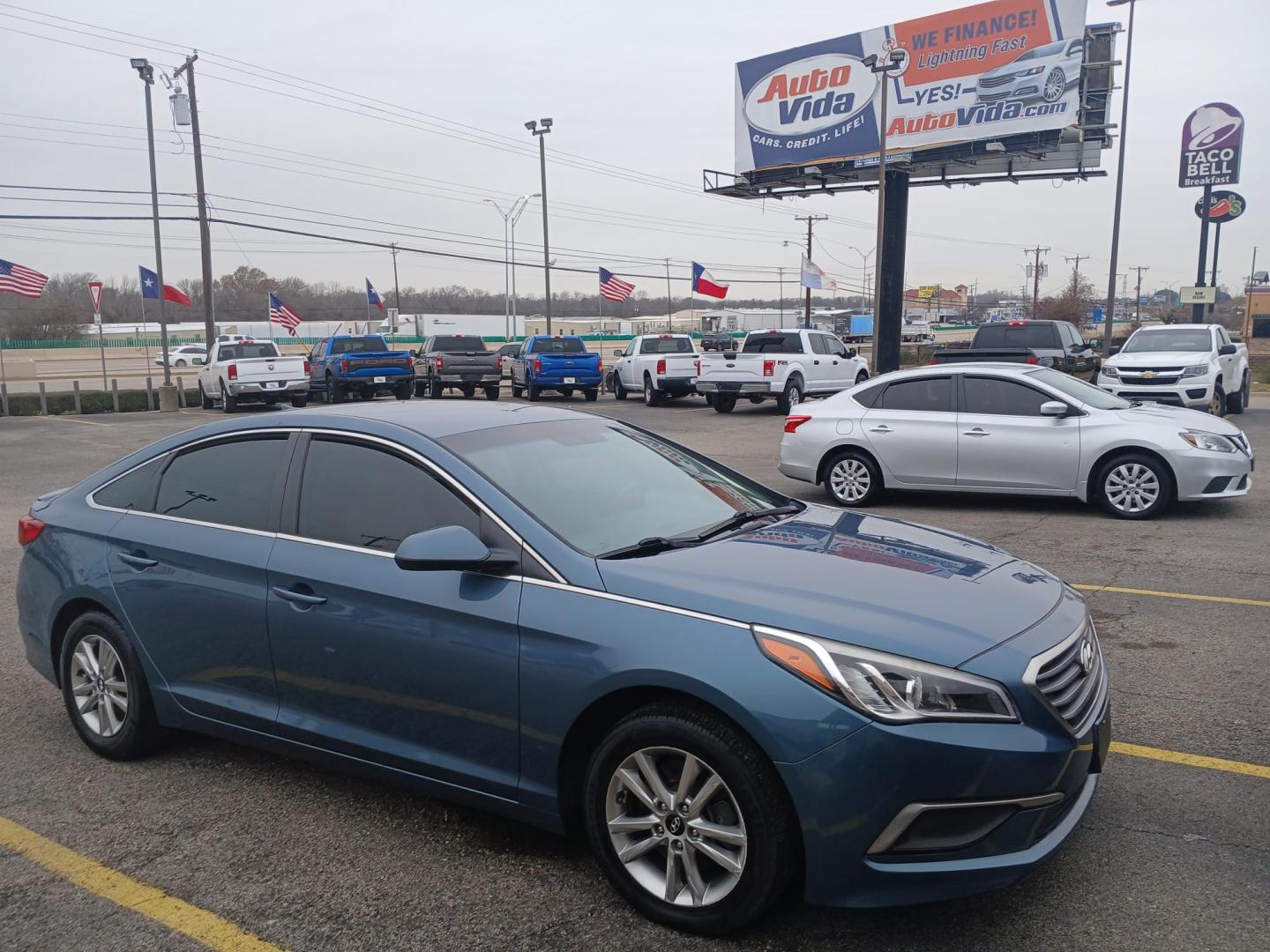 2017 BLUE Hyundai Sonata SE (5NPE24AF6HH) with an 2.4L L4 DOHC 16V engine, 7A transmission, located at 420 I-35E, Lancaster, TX, 75146, (469) 297-4144, 32.593929, -96.823685 - Photo#2