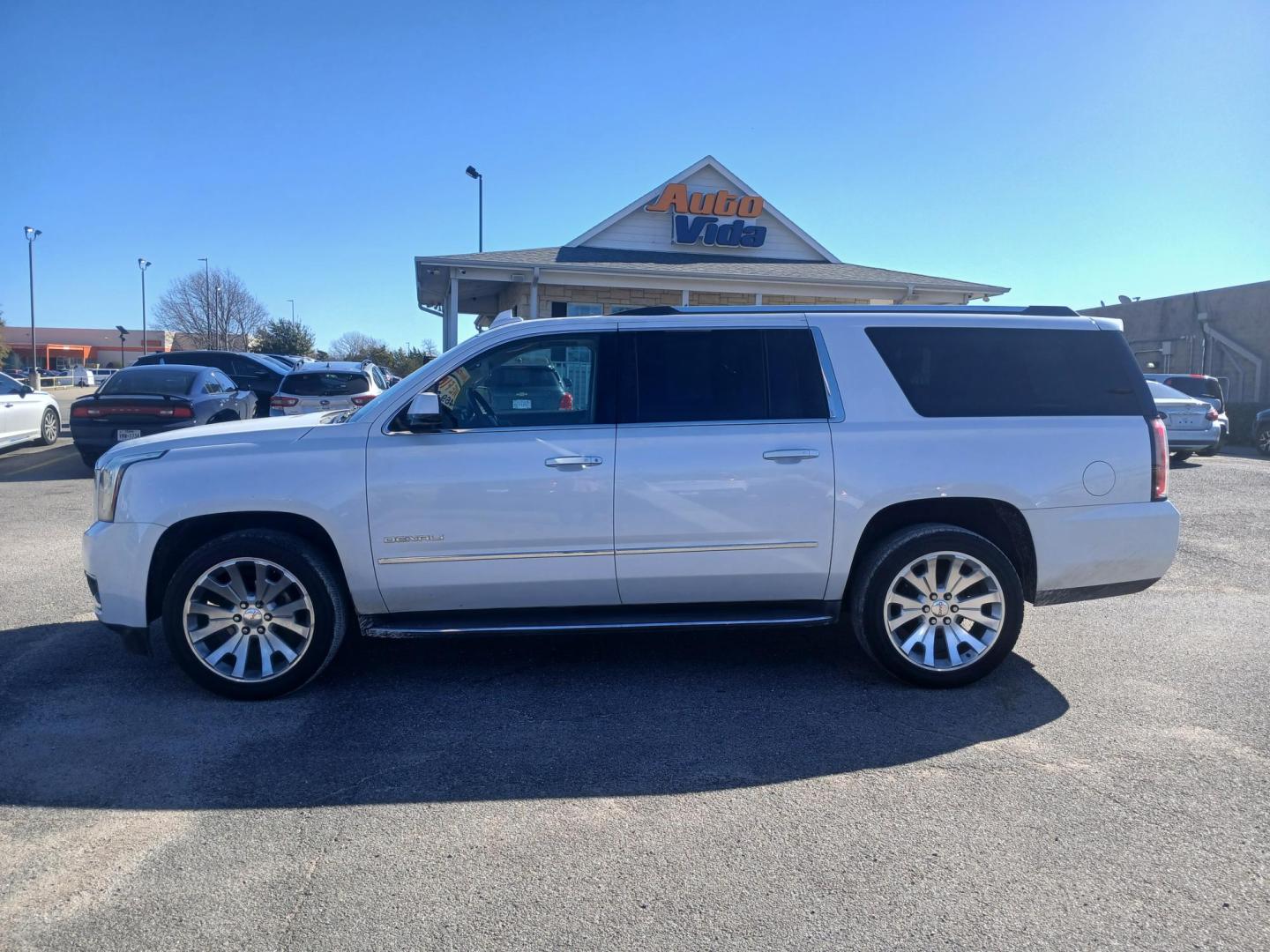 2016 WHITE GMC Yukon XL Denali 2WD (1GKS1HKJ5GR) with an 6.2L V8 OHV 16V engine, 6A transmission, located at 420 I-35E, Lancaster, TX, 75146, (469) 297-4144, 32.593929, -96.823685 - Photo#1