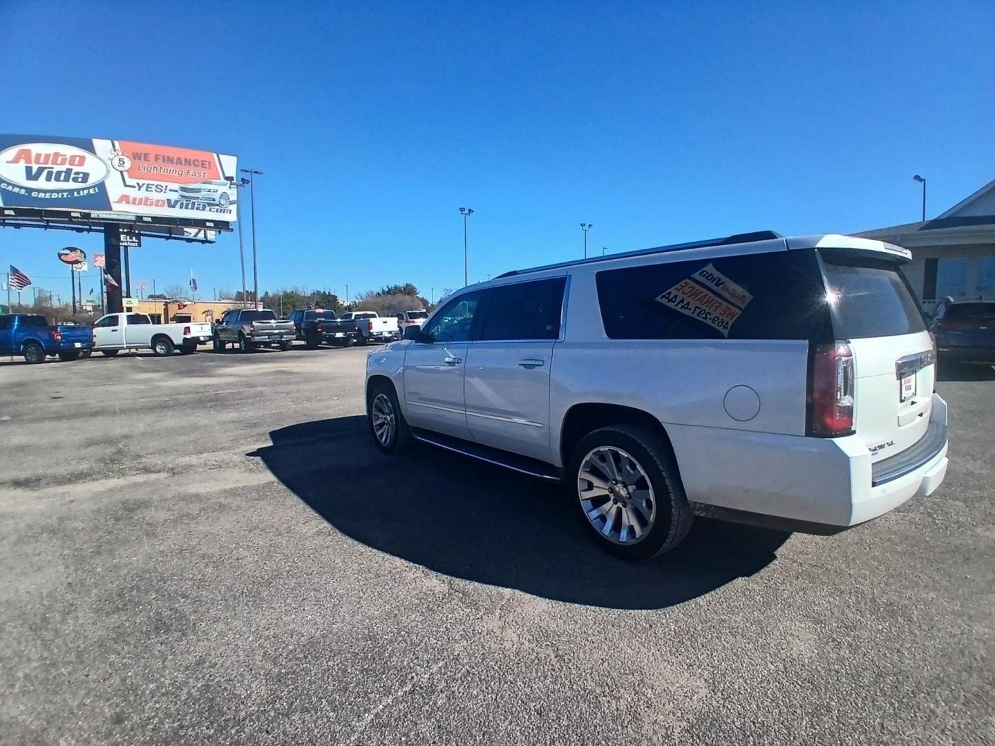 2016 WHITE GMC Yukon XL Denali 2WD (1GKS1HKJ5GR) with an 6.2L V8 OHV 16V engine, 6A transmission, located at 420 I-35E, Lancaster, TX, 75146, (469) 297-4144, 32.593929, -96.823685 - Photo#2