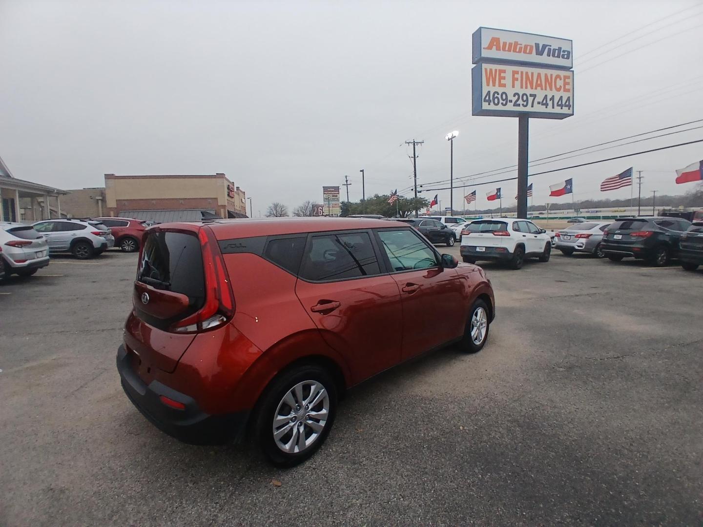 2020 RED Kia Soul S (KNDJ23AUXL7) with an 2.0L L4 DOHC 16V engine, CVT transmission, located at 420 I-35E, Lancaster, TX, 75146, (469) 297-4144, 32.593929, -96.823685 - Photo#2