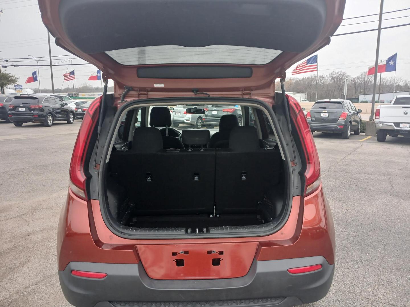 2020 RED Kia Soul S (KNDJ23AUXL7) with an 2.0L L4 DOHC 16V engine, CVT transmission, located at 420 I-35E, Lancaster, TX, 75146, (469) 297-4144, 32.593929, -96.823685 - Photo#3