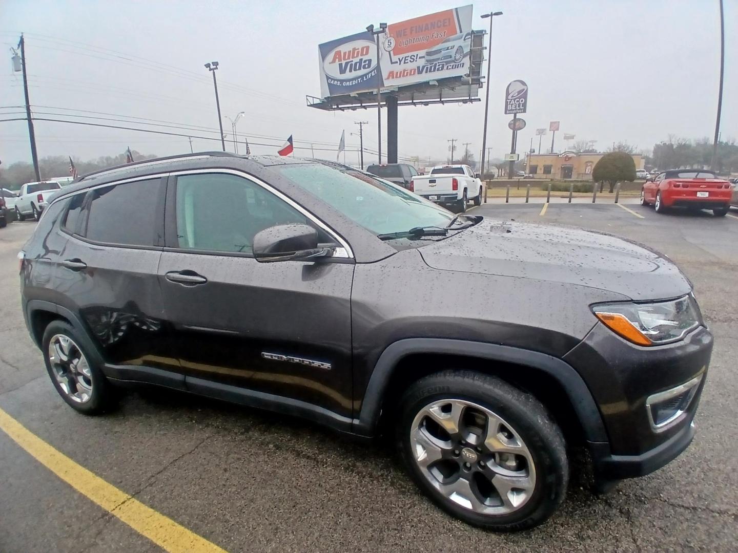 2017 SILVER Jeep Grand Cherokee Laredo 2WD (1C4RJEAG4HC) with an 3.6L V6 DOHC 24V engine, 8A transmission, located at 420 I-35E, Lancaster, TX, 75146, (469) 297-4144, 32.593929, -96.823685 - Photo#0