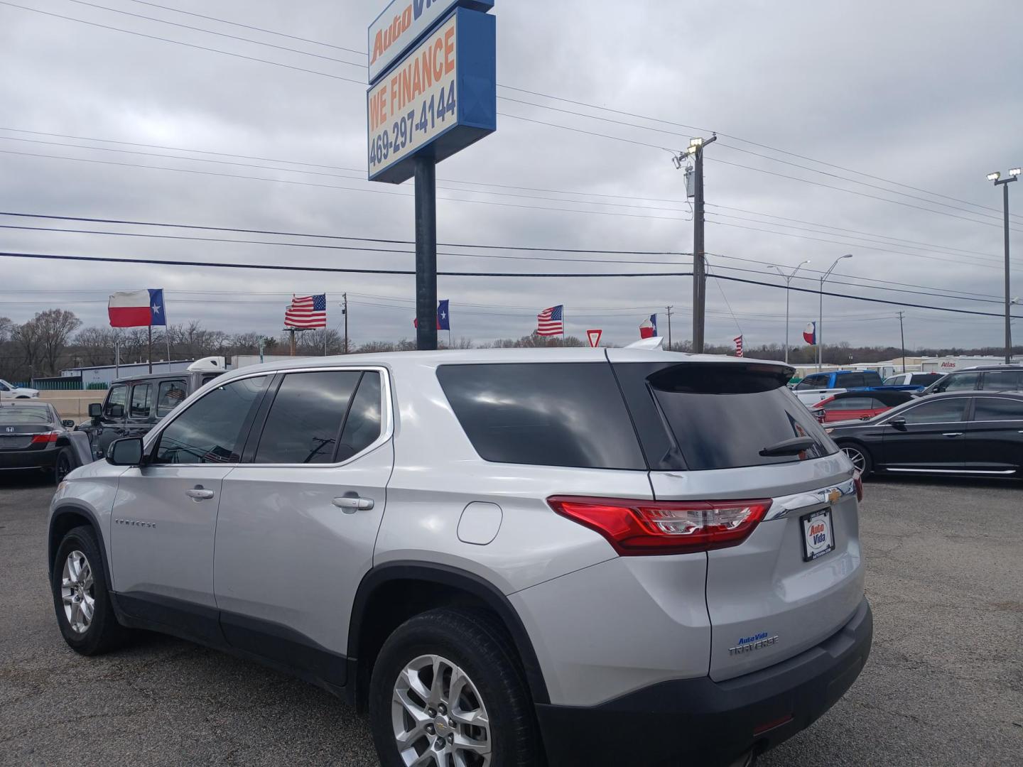 2020 SILVER Chevrolet Traverse LS FWD (1GNERFKW7LJ) with an 3.6L V6 DOHC 24V engine, 9A transmission, located at 420 I-35E, Lancaster, TX, 75146, (469) 297-4144, 32.593929, -96.823685 - Photo#2