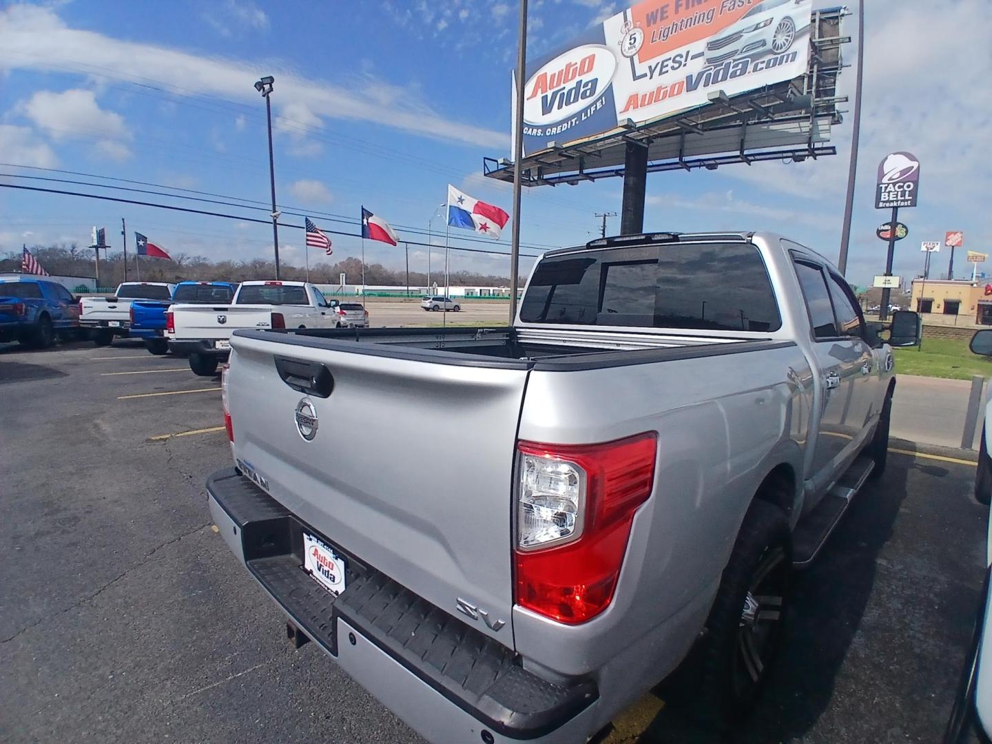 2017 SILVER Nissan Titan S Crew Cab 2WD (1N6AA1E68HN) with an 5.6L V8 DOHC 32V engine, 6A transmission, located at 420 I-35E, Lancaster, TX, 75146, (469) 297-4144, 32.593929, -96.823685 - Photo#3